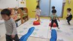 室内で運動遊び